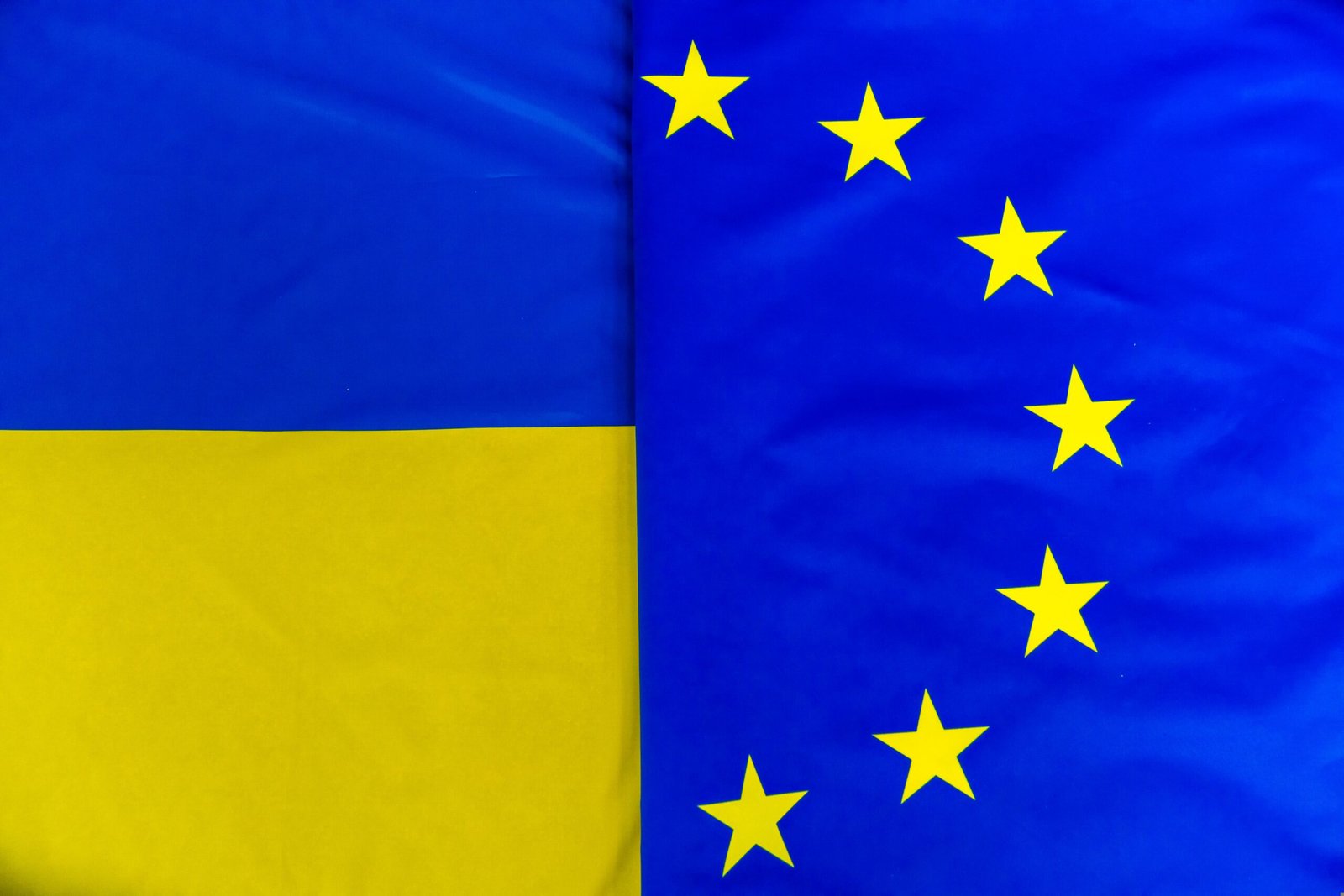 EP-127136A_flags-EU-Ukraine