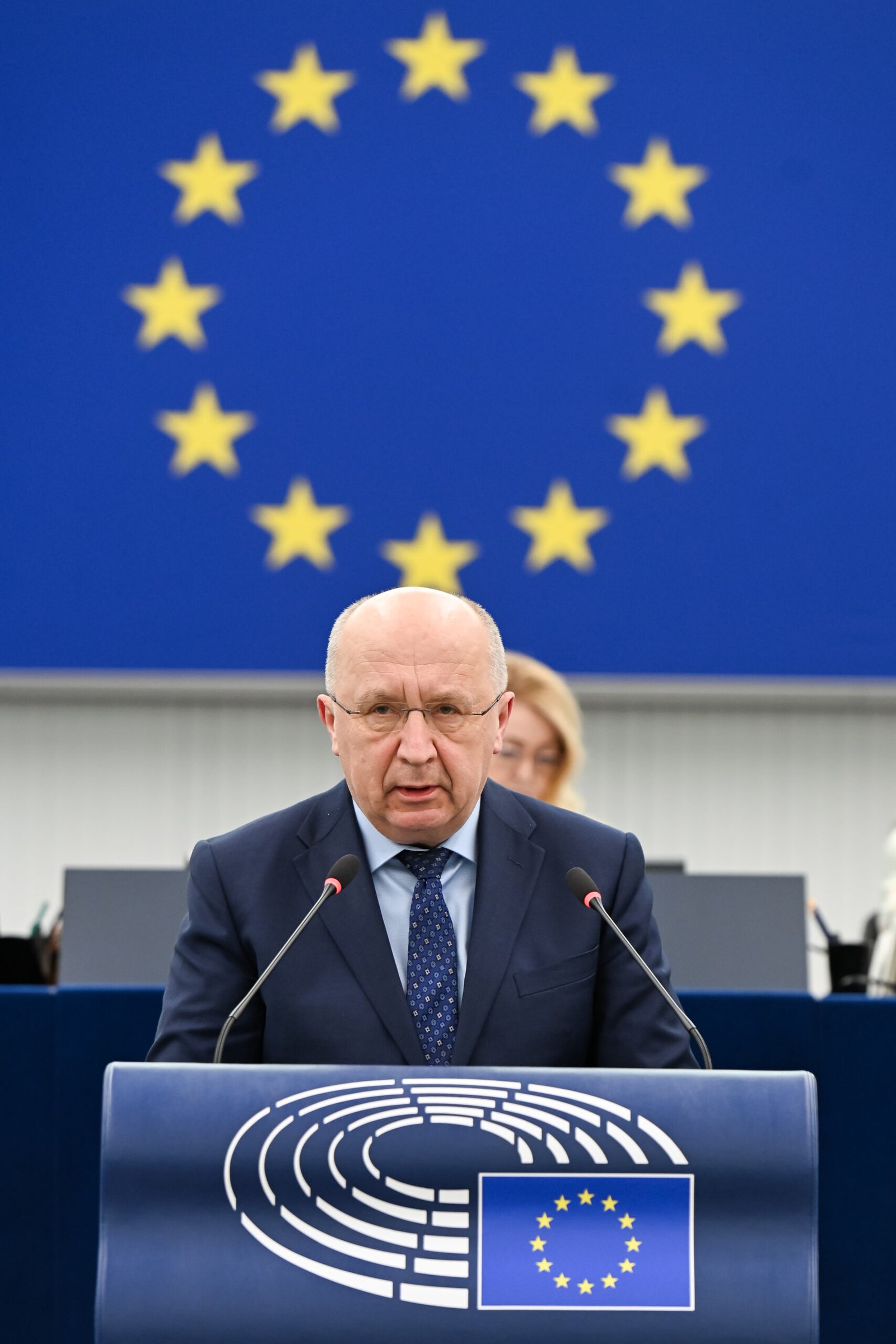 EP-181259G_Plenary_11_Defence